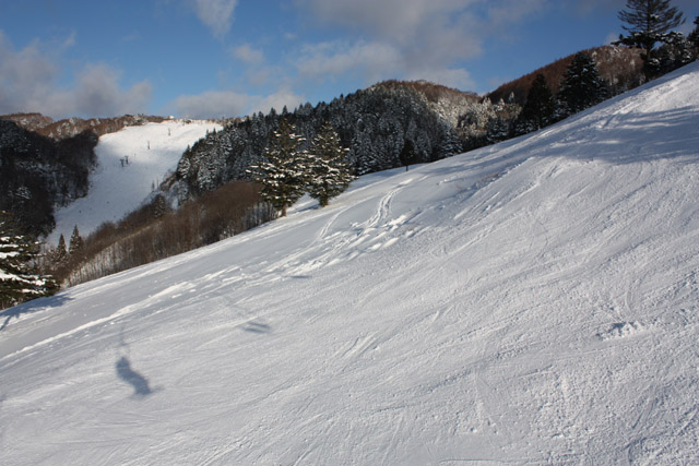 岐阜県 飛騨 飛騨高山スキー場 「もみの木ペアリフト」から「もみの木ゲレンデ」 左奥手に見えるのは「白樺ゲレンデ」